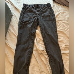 Size 14 American Eagle women’s cargo pants in black!